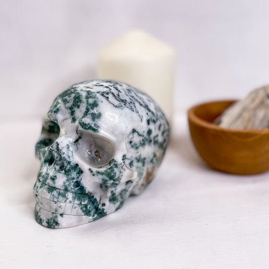 Moss agate crystal skull L 680g