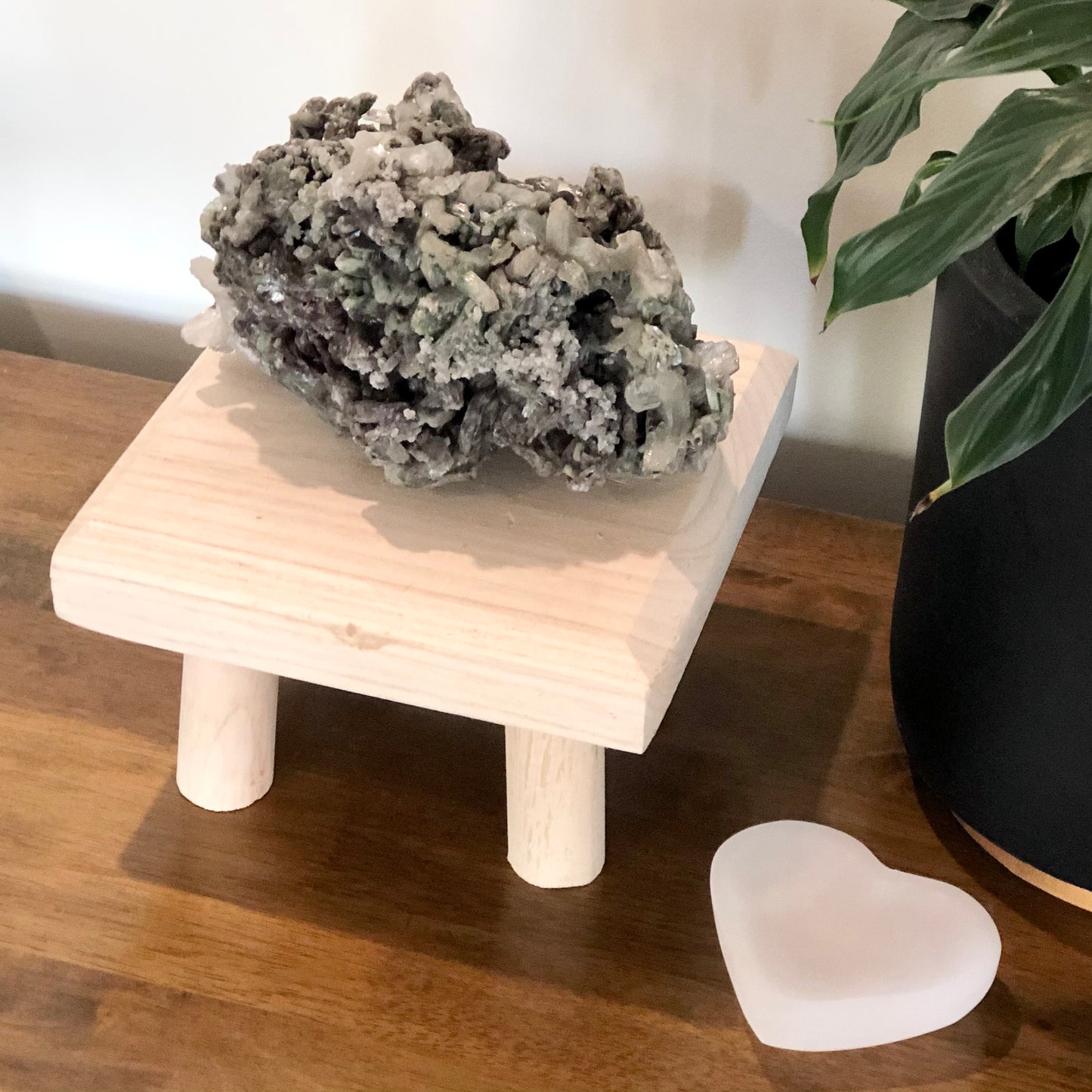 Island wood display stool / pot stand