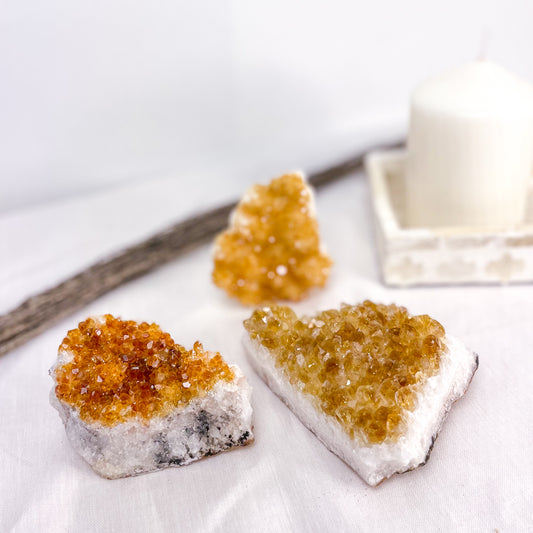 light honey coloured citrine crystal with even coloured cluster front