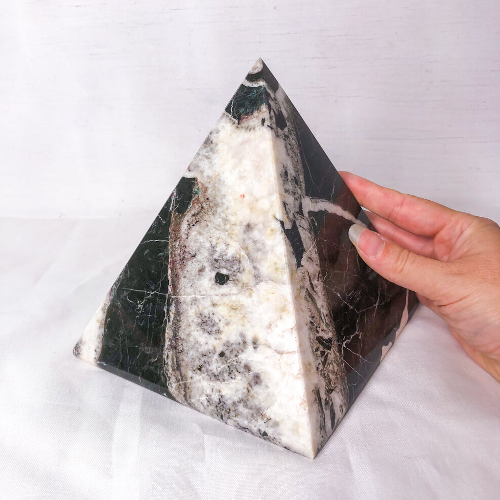 Onyx crystal pyramid black XL