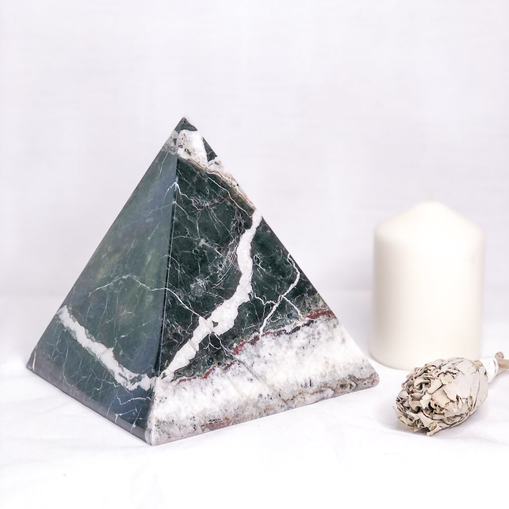 Onyx crystal pyramid black XL