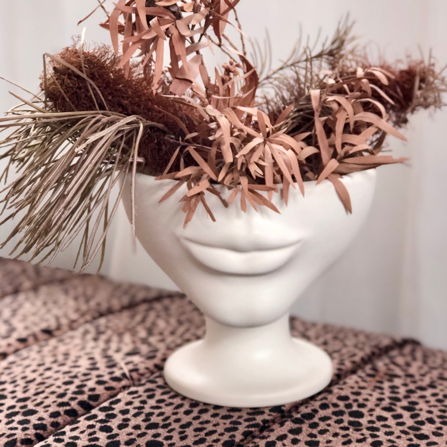 The pout pottery vase - white
