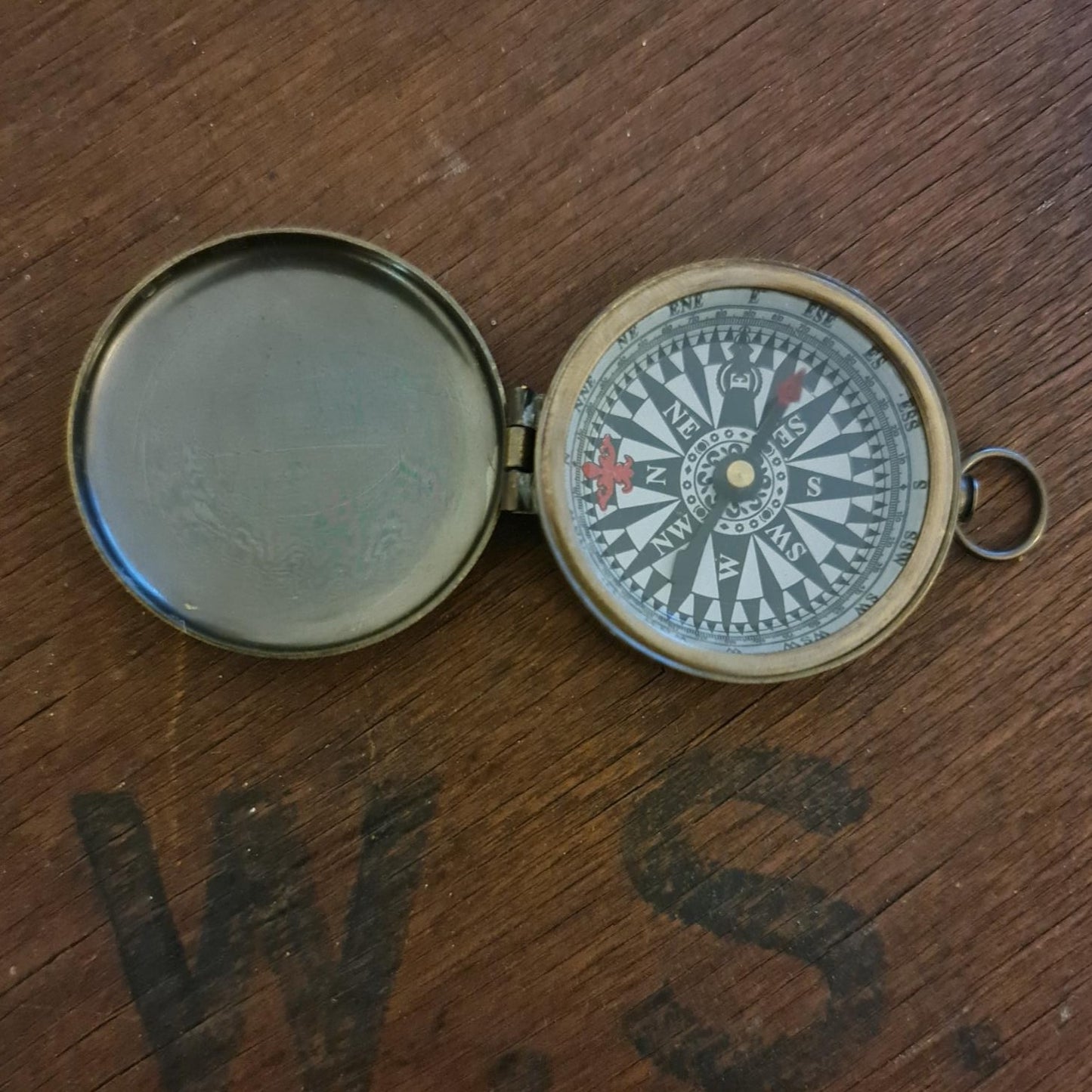 Antique bronze pocket compass with lid