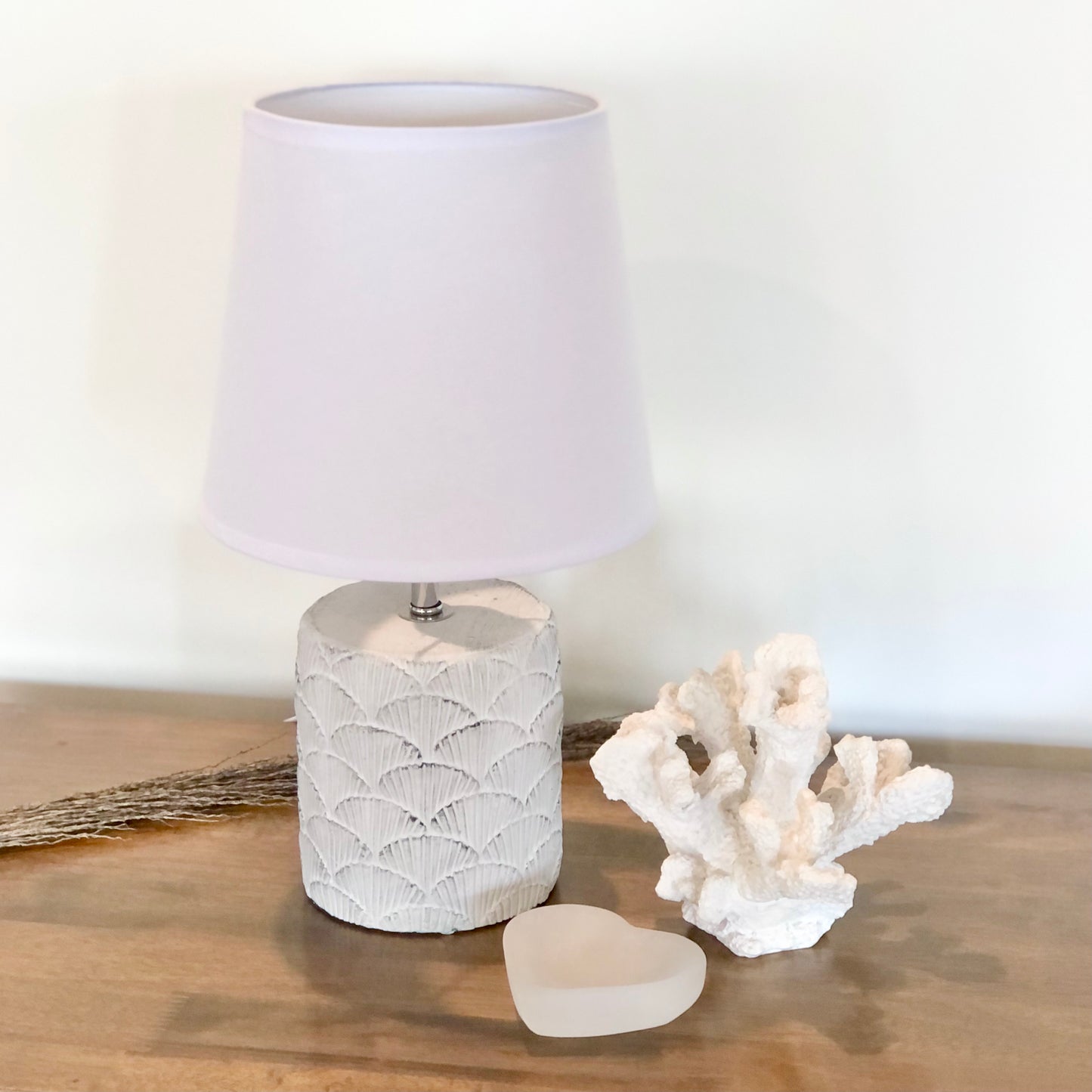 Ceramic Hamptons shell lamp