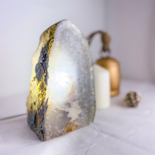 Clear quartz + Agate crystal geode lamp 1.8kg