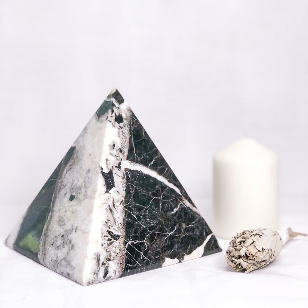 Onyx crystal pyramid black XL