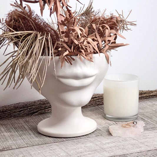 The pout pottery vase - white